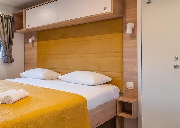 Tatil parkı Giardino - New Mobile In Olive Garden, Ev Plug-in Station Sukošan